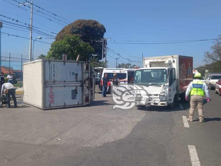 Choca y vuelca camioneta en la Córdoba-La Tinaja