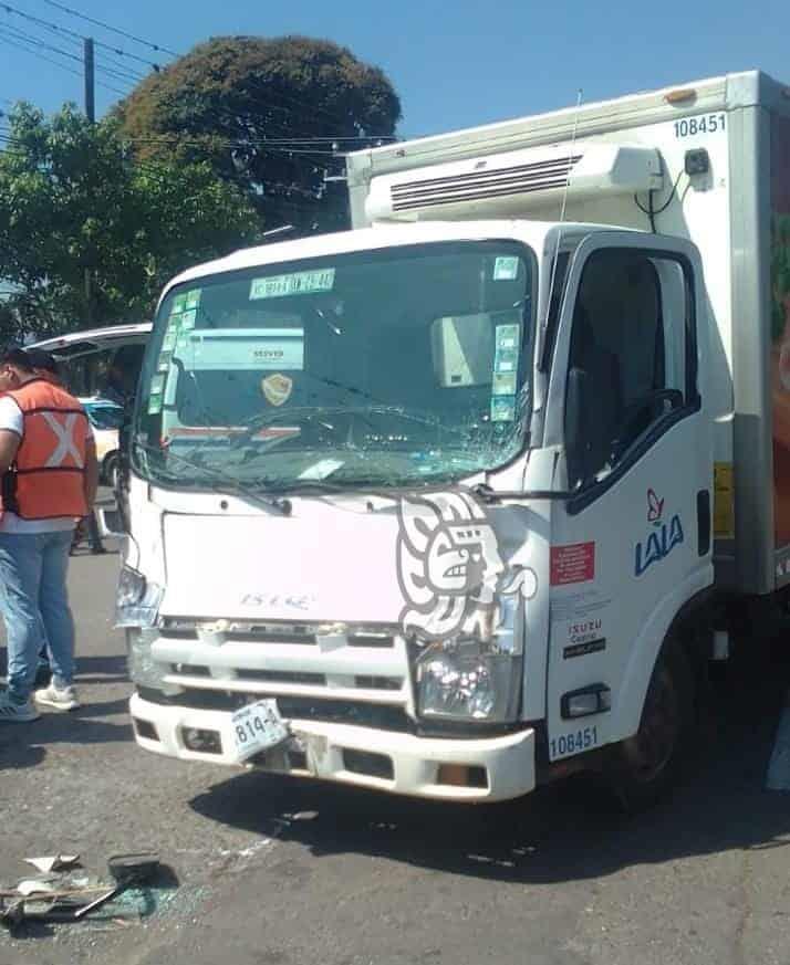 Choca y vuelca camioneta en la Córdoba-La Tinaja