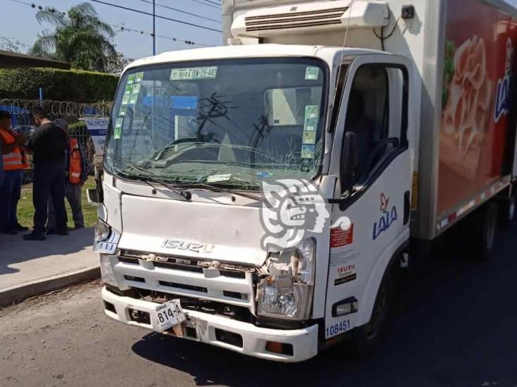 Choca y vuelca camioneta en la Córdoba-La Tinaja