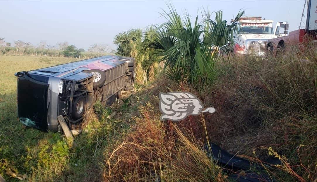 Autobús de turismo se accidenta sobre la autopista La Tinaja-Acayucan