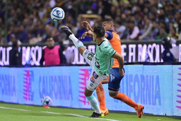 Ruge León con todo y extécnico del Puebla