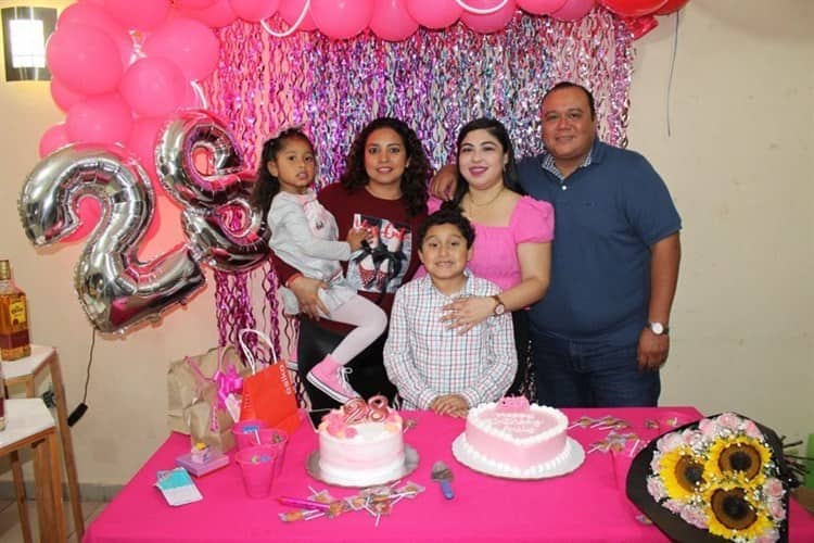 Arely Morales festeja 28 años de vida