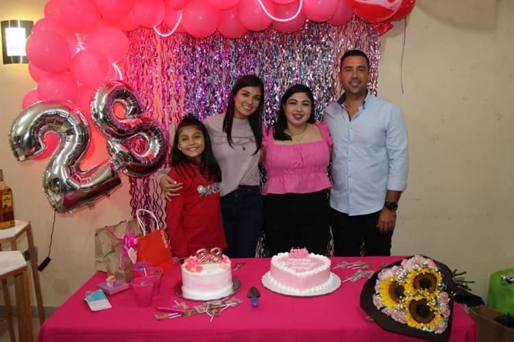 Arely Morales festeja 28 años de vida