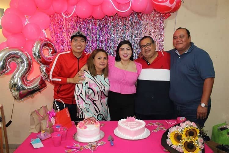 Arely Morales festeja 28 años de vida