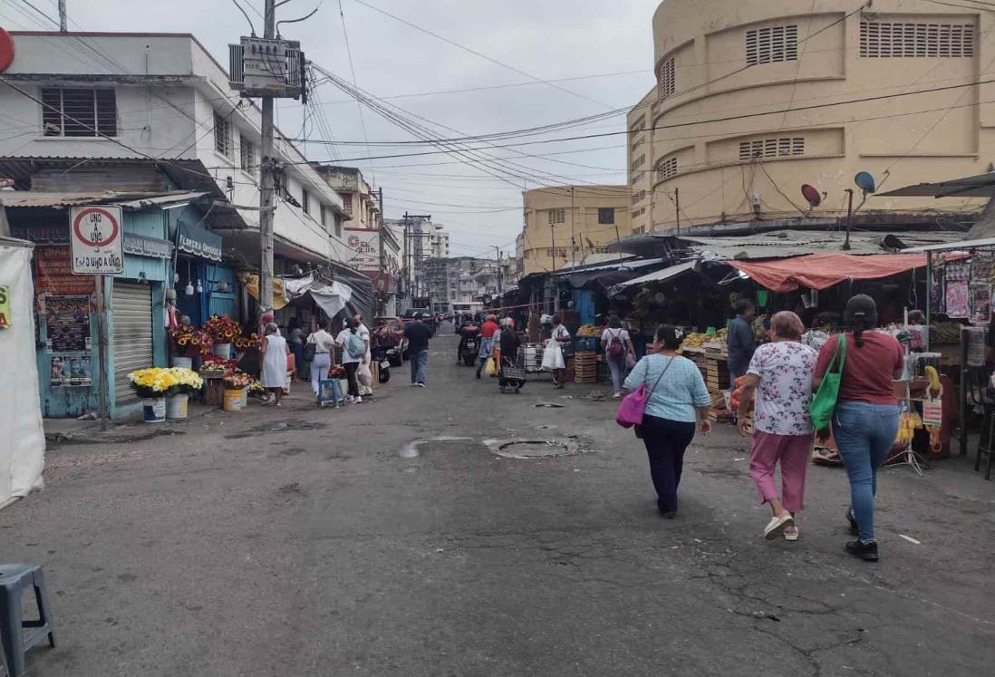 Cierran circulación en calle de la zona de mercados en Veracruz