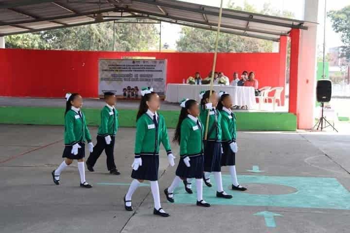 Realizan demostración de escoltas de escuelas primarias en Puente Nacional