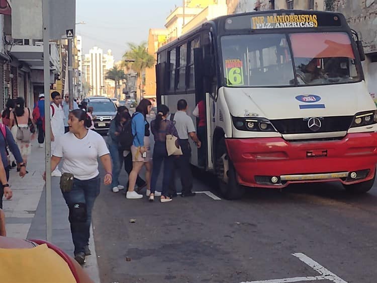 Usuarios sufren un viacrucis tras eliminar paradas de camiones en el centro de Veracruz