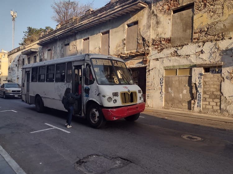 Usuarios sufren un viacrucis tras eliminar paradas de camiones en el centro de Veracruz