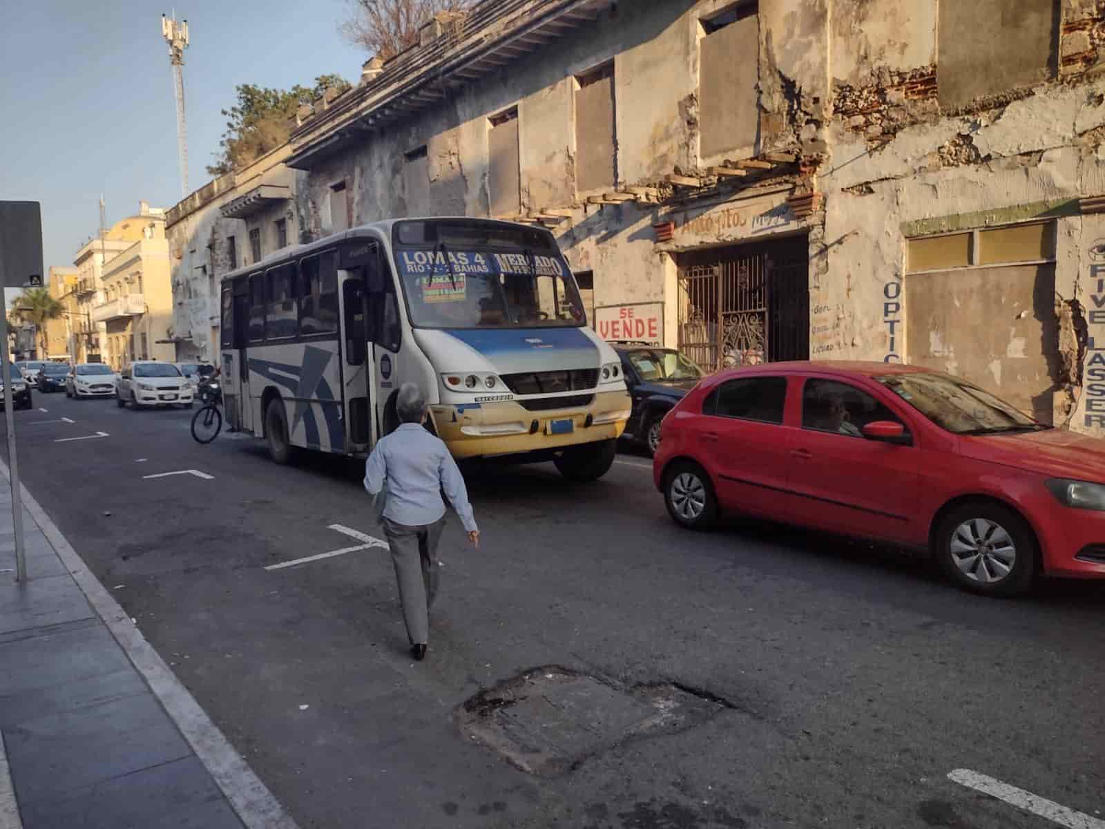 Usuarios sufren un viacrucis tras eliminar paradas de camiones en el centro de Veracruz