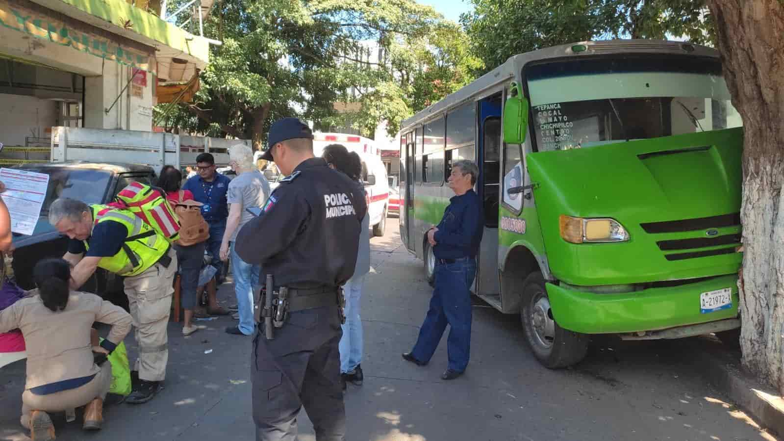 Camión urbano sufre falla mecánica y se impacta con taxi; hay 6 lesionados