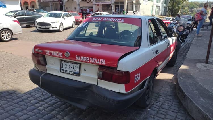 Camión urbano sufre falla mecánica y se impacta con taxi; hay 6 lesionados