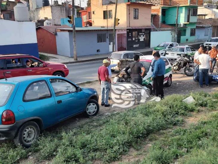 Mujer policía de Veracruz termina prensada contra un taxi