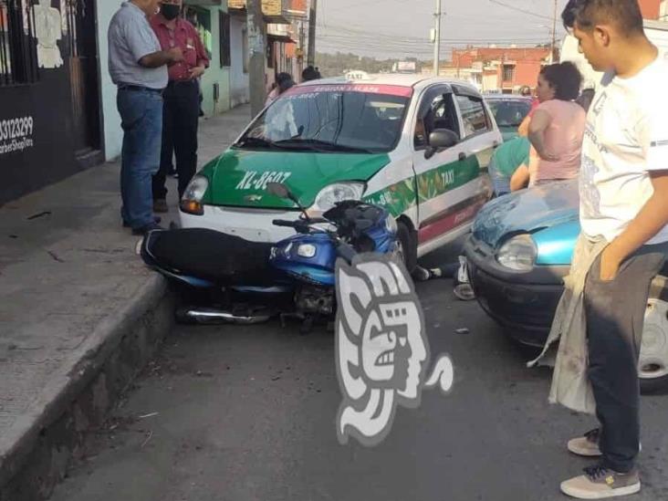 Mujer policía de Veracruz termina prensada contra un taxi