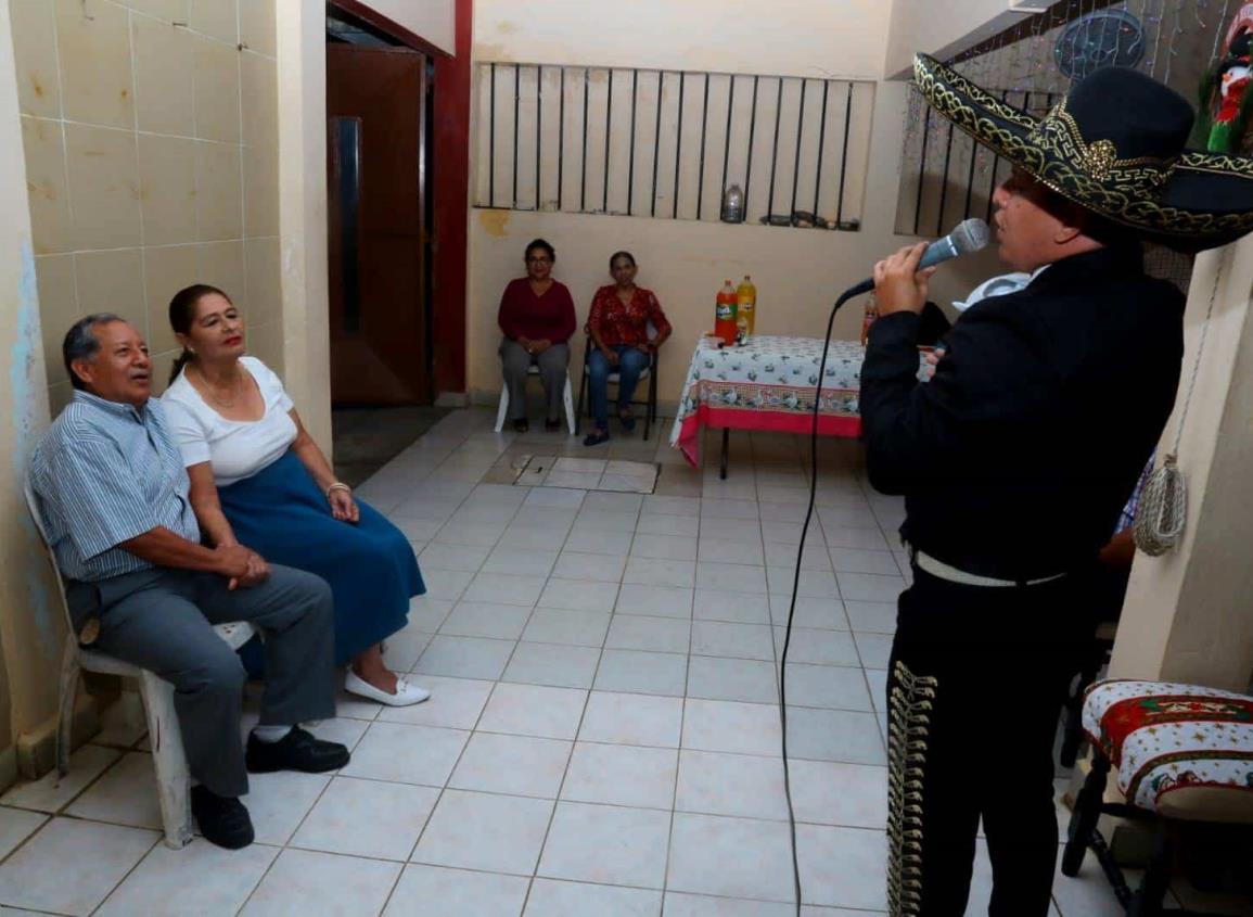 Lleva Diario del Istmo serenata a pareja de enamorados (+Video)