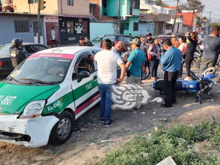 Mujer policía de Veracruz termina prensada contra un taxi