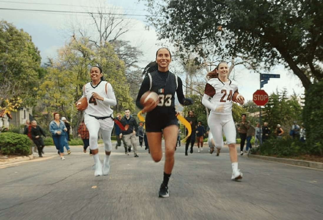 Brilla la mexicana Diana Flores en comercial de la NFL