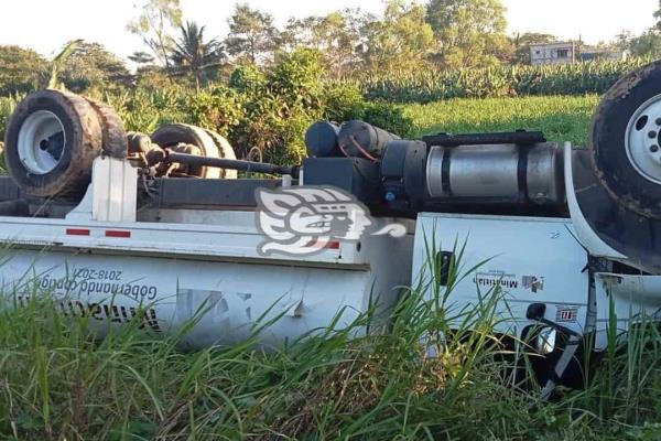 Vuelca pipa de Comisión del Agua en Minatitlán