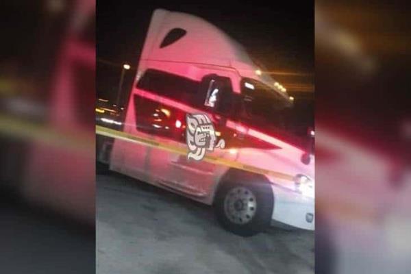 ¡De película! balean a trailero en intento de asalto en la antigua a Minatitlán