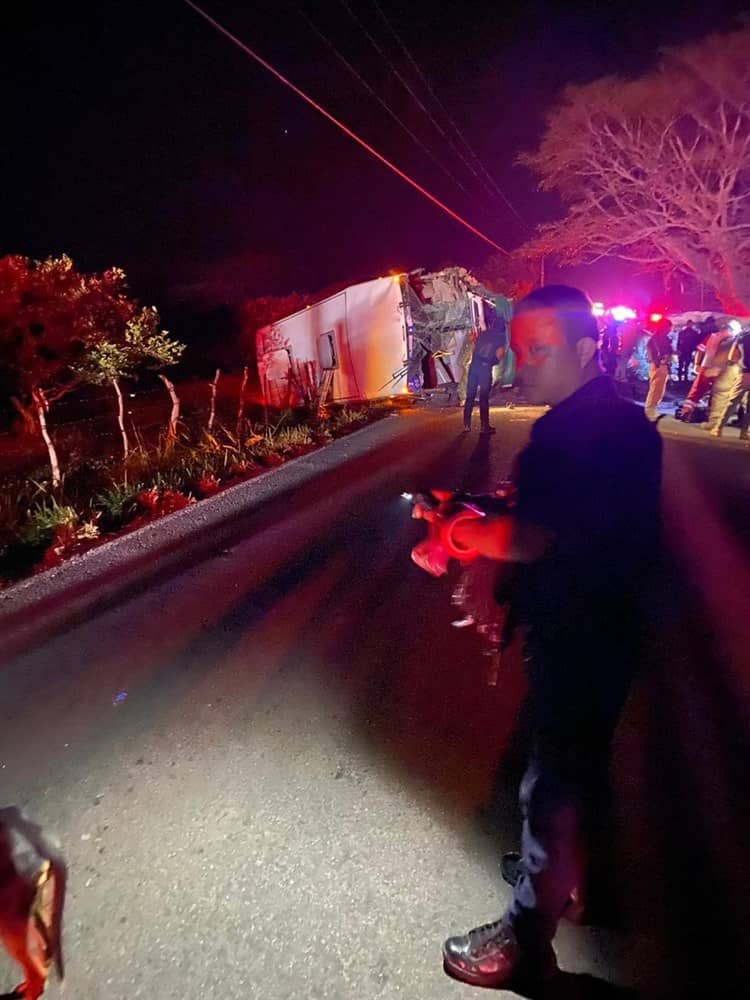 Se impacta autobús con camioneta en Jalcomulco, Veracruz; hay un fallecido y al menos 12 heridos