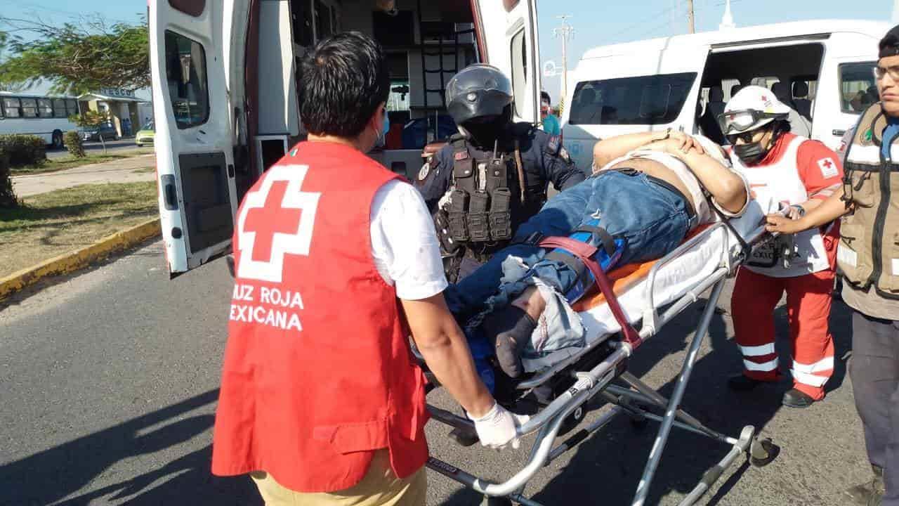 De adorno puente peatonal; atropellan a universitario en Coatzacoalcos