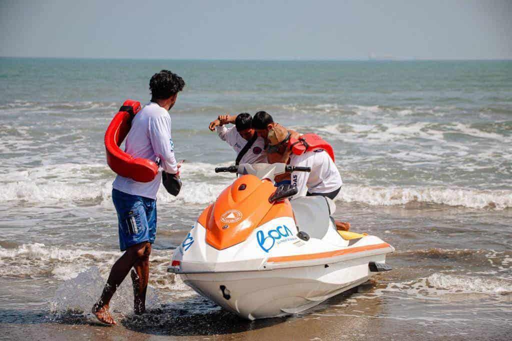 Guardavidas brindan demostración de rescates a niños en playas de Boca del Río