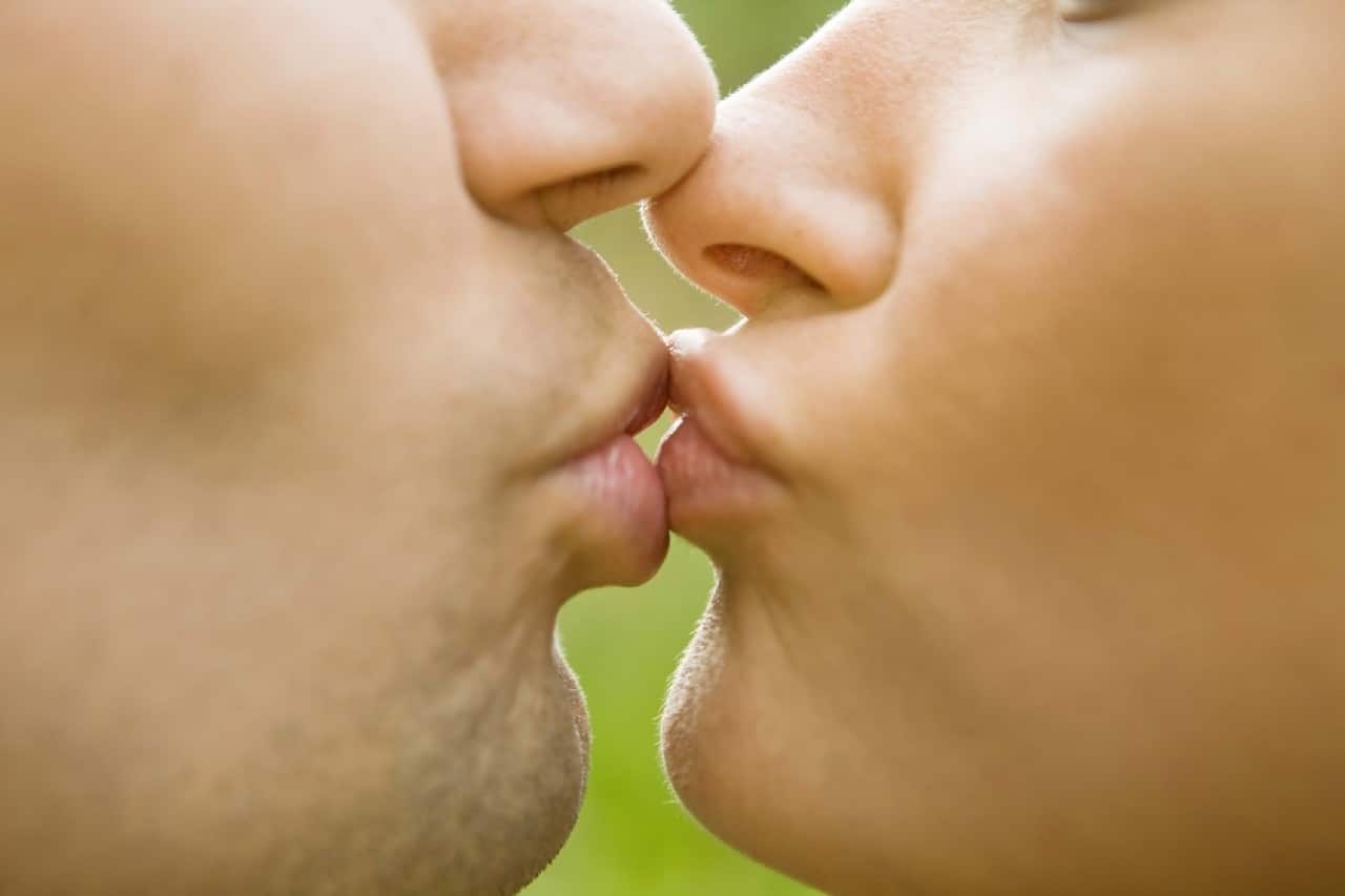 Besos, principal forma de contagio de herpes, alertan especialistas