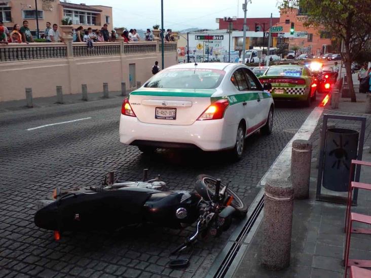 ¡No hizo alto! Tránsito de Xalapa es atropellado y arrastrado por un motociclista