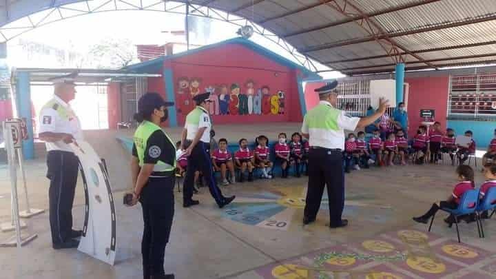 Agentes viales imparten taller a estudiantes de preescolar