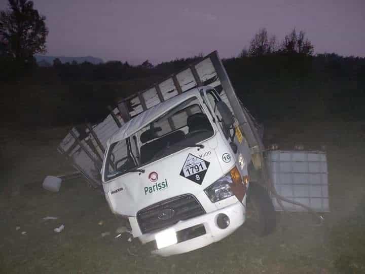 ¡Le falló! Camión de carga termina casi volcado en carretera a Misantla