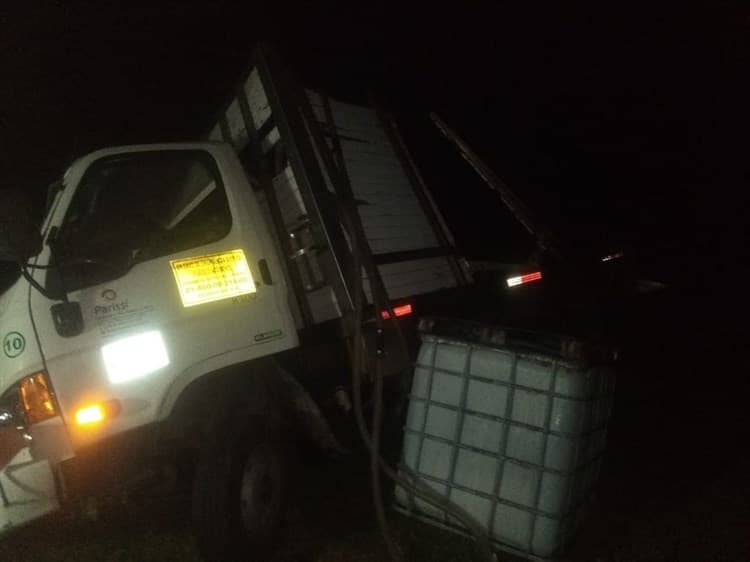 ¡Le falló! Camión de carga termina casi volcado en carretera a Misantla