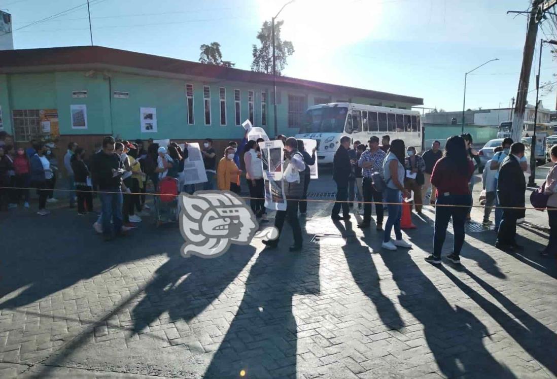 Exigen mantenimiento para primaria de Xalapa; realizan bloqueo