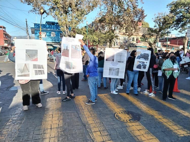 Exigen mantenimiento para primaria de Xalapa; realizan bloqueo