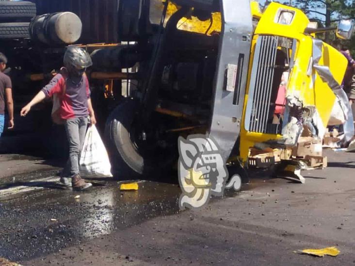 Camión de abarrotes vuelca en libramiento de Xalapa