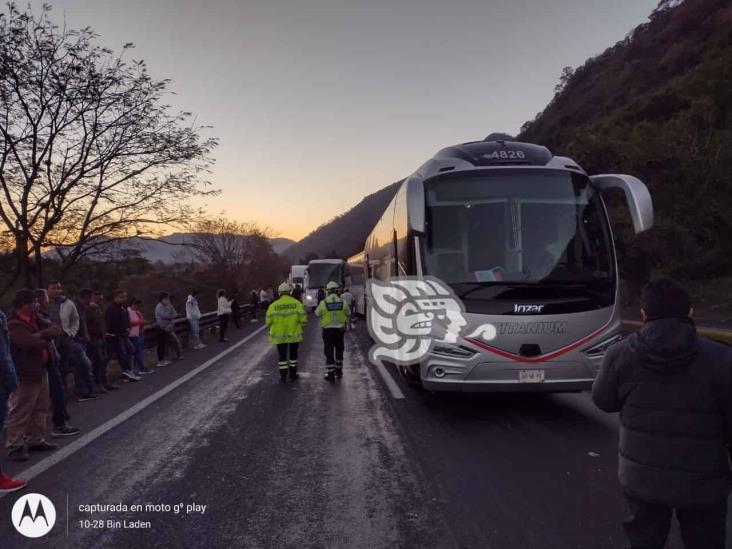 Carambola de autobuses paraliza la Orizaba-Puebla