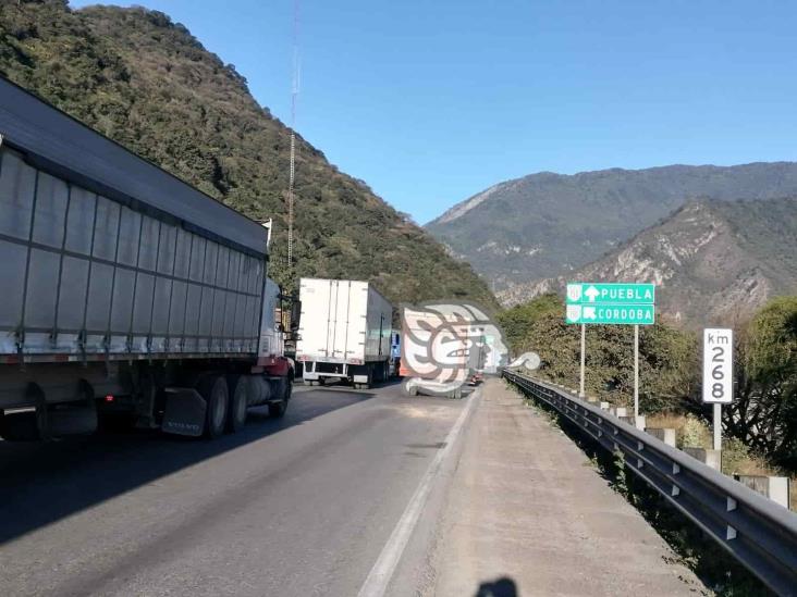 Carambola de autobuses paraliza la Orizaba-Puebla