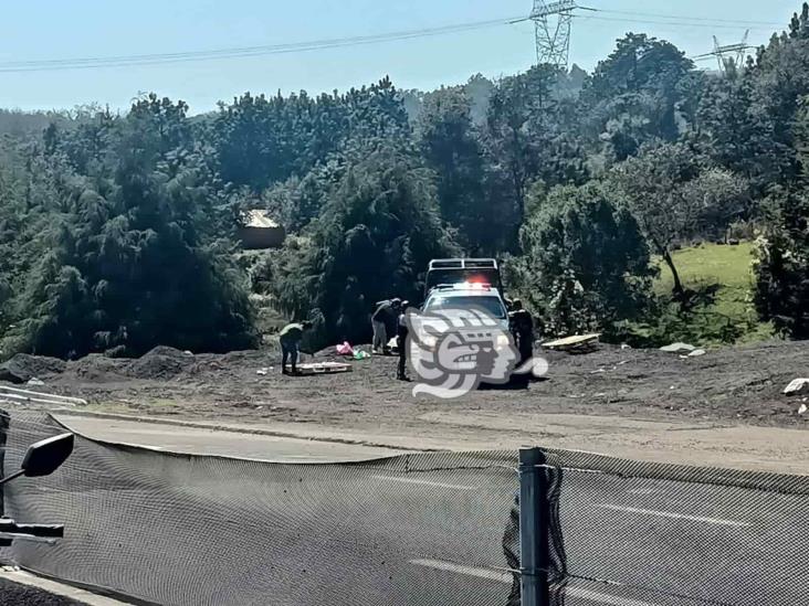 Camión de abarrotes vuelca en libramiento de Xalapa