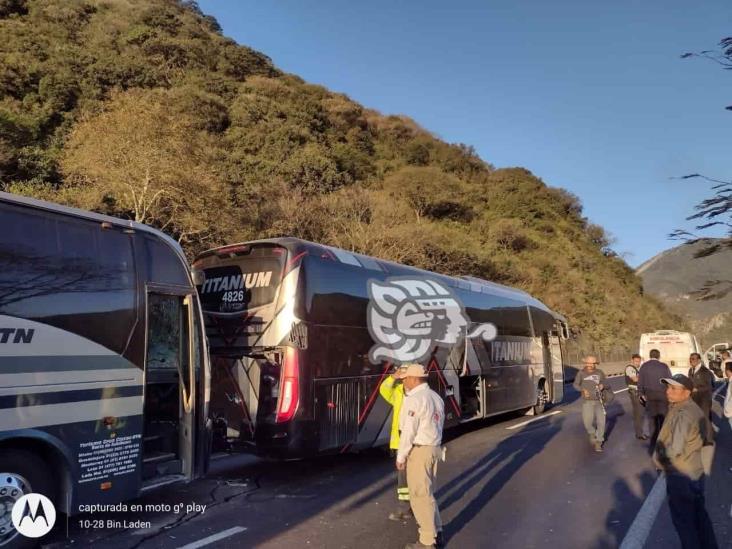 Carambola de autobuses paraliza la Orizaba-Puebla