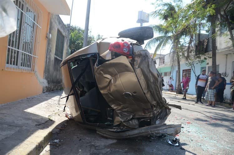 Camión de basura destroza vehículo en Veracruz; chofer se desmayó