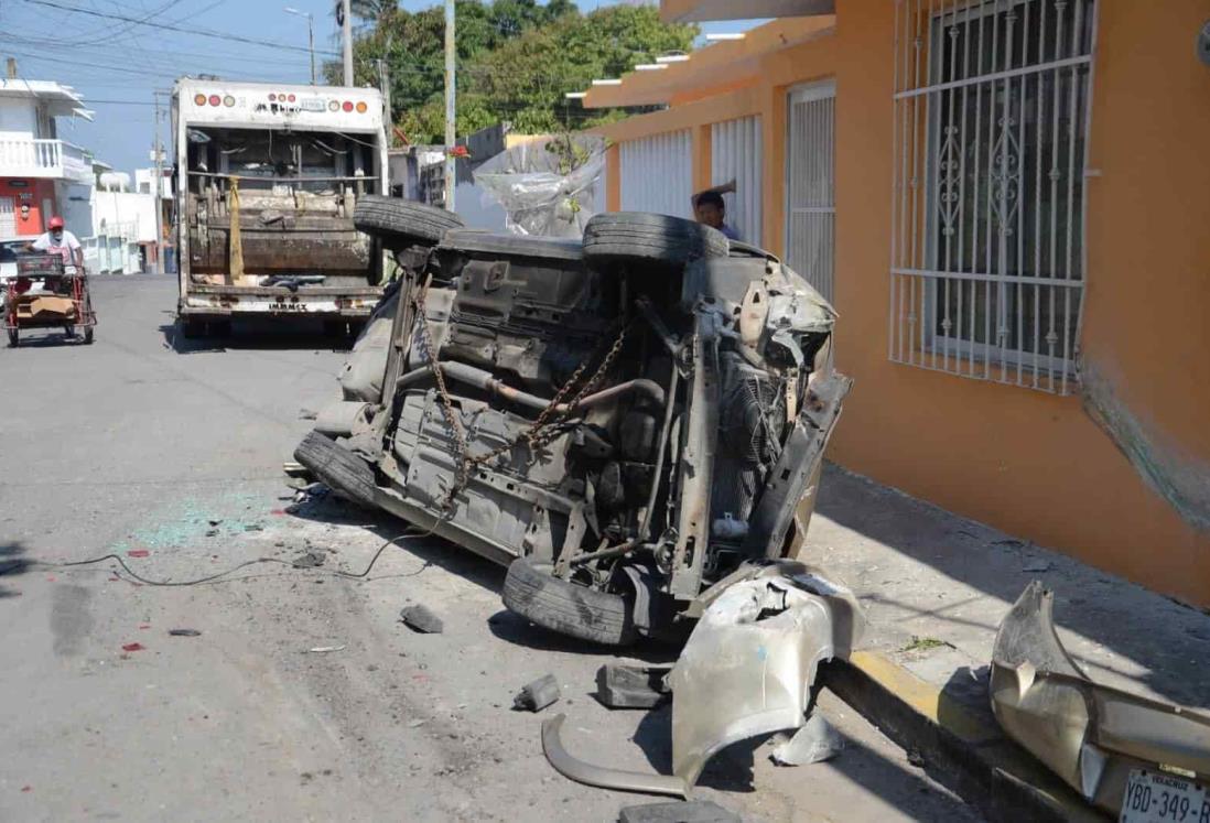 Camión de basura destroza vehículo en Veracruz; chofer se desmayó