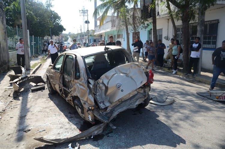 Camión de basura destroza vehículo en Veracruz; chofer se desmayó