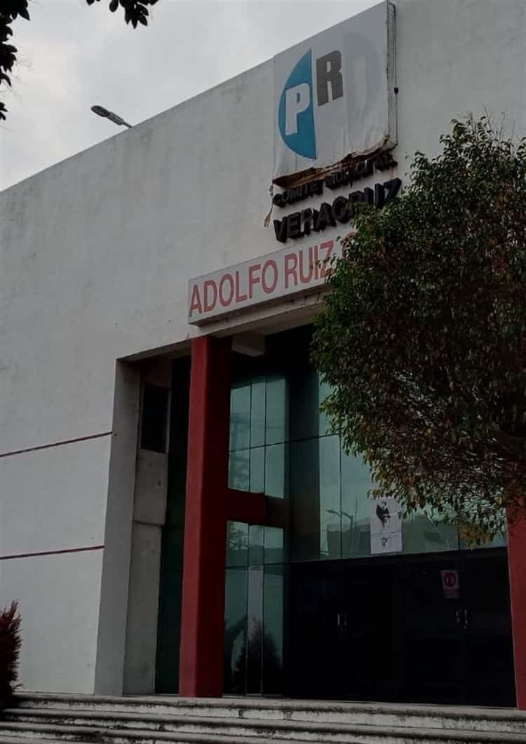 ¡Qué vergüenza! Sede del PRI en Veracruz, con “tendedero” de ropa