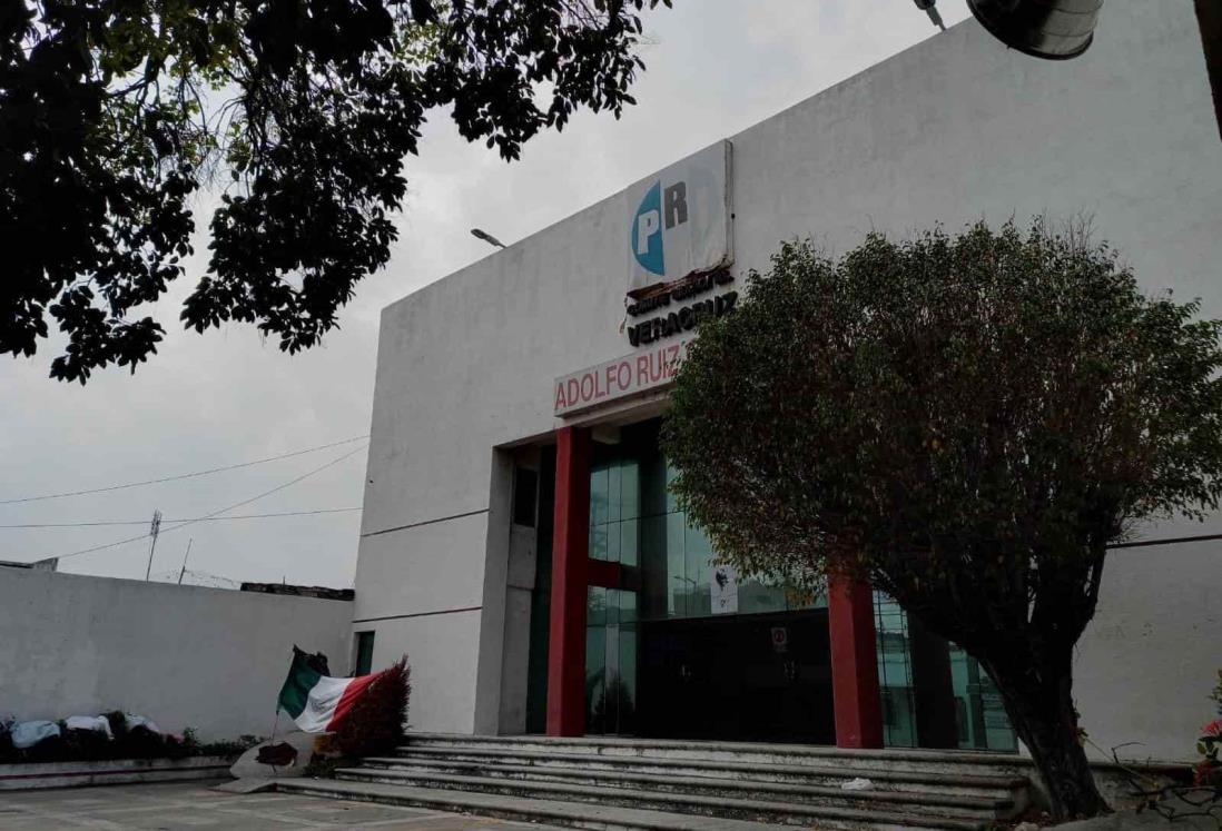 ¡Qué vergüenza! Sede del PRI en Veracruz, con “tendedero” de ropa