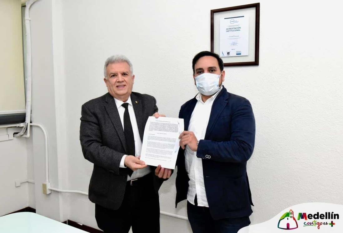 Alcalde de Medellín firma convenio con el vicerrector de la UV