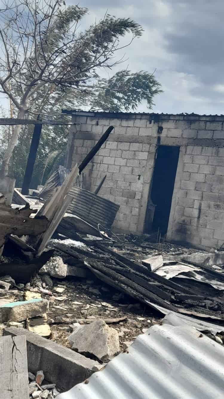 Incendio en pastizal consume vivienda en Veracruz; fue alcanzada por las llamas(+Video)