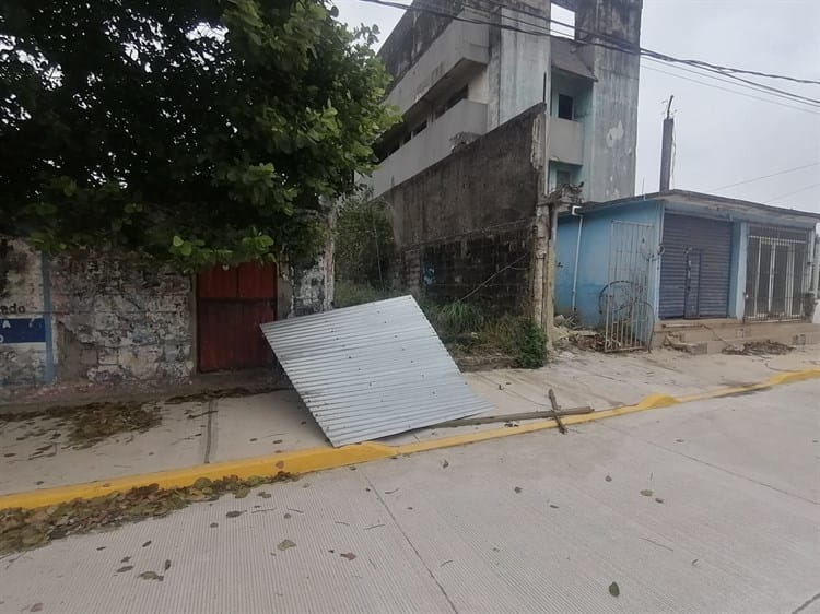 ¡Peligro! viento arranca portón en la colonia Puerto México