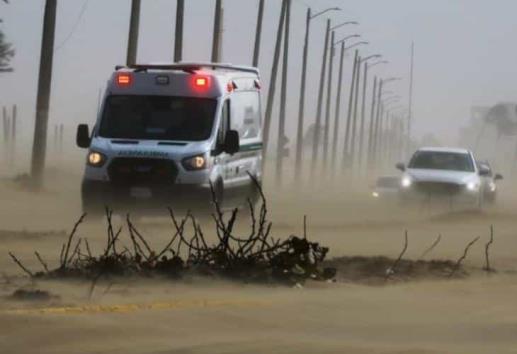 Toneladas de arena invaden el Malecón de Coatzacoalcos
