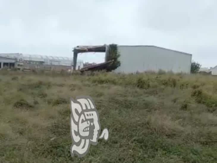 Viento de más de 100 km/h destrozan galera al poniente