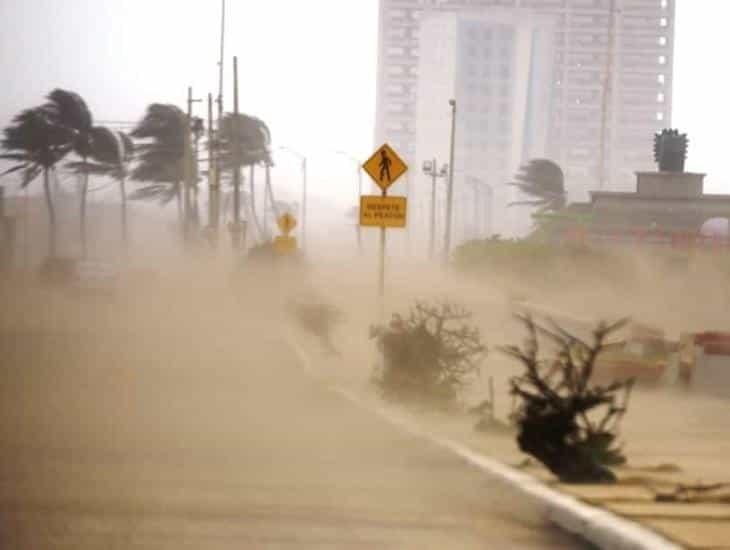 ¡Cuidado al transitar! arenero en el malecón por nortazo (+Vídeo)