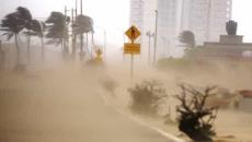 ¡Cuidado al transitar! arenero en el malecón por nortazo (+Vídeo)