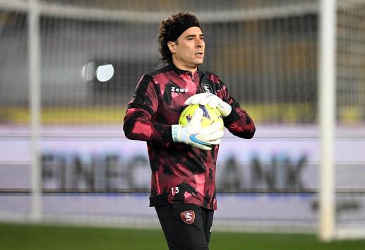 Guillermo Ochoa pinta para titular contra la Lazio